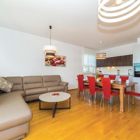 1 Bedroom Stunning Apartment In Kastel Gomilica คาชเตลา ภายนอก รูปภาพ