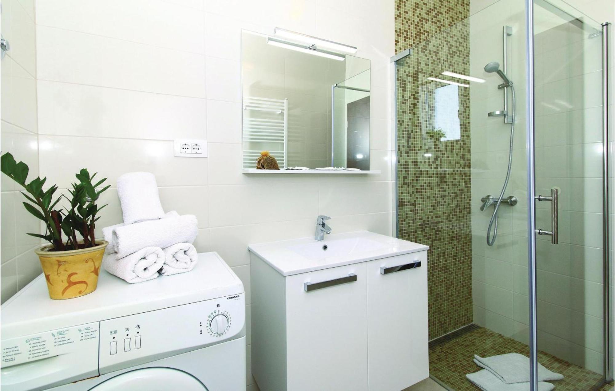 1 Bedroom Stunning Apartment In Kastel Gomilica คาชเตลา ภายนอก รูปภาพ